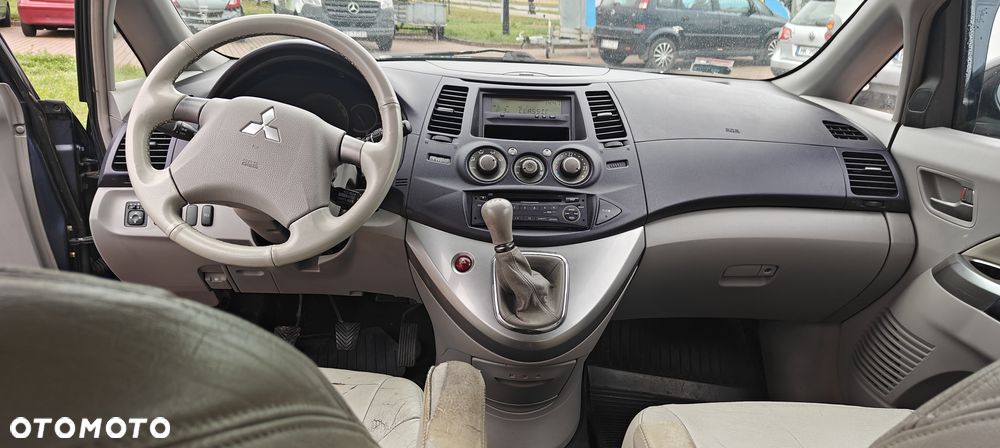 Mitsubishi Grandis 2.4 Intense - 12