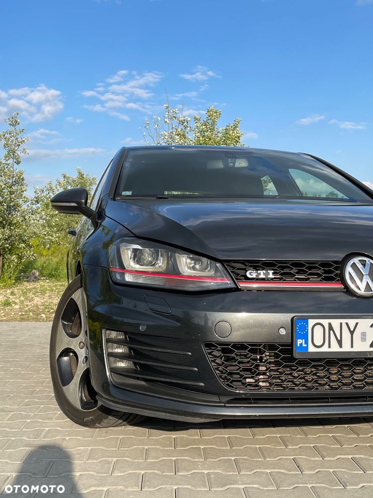 Volkswagen Golf - 1