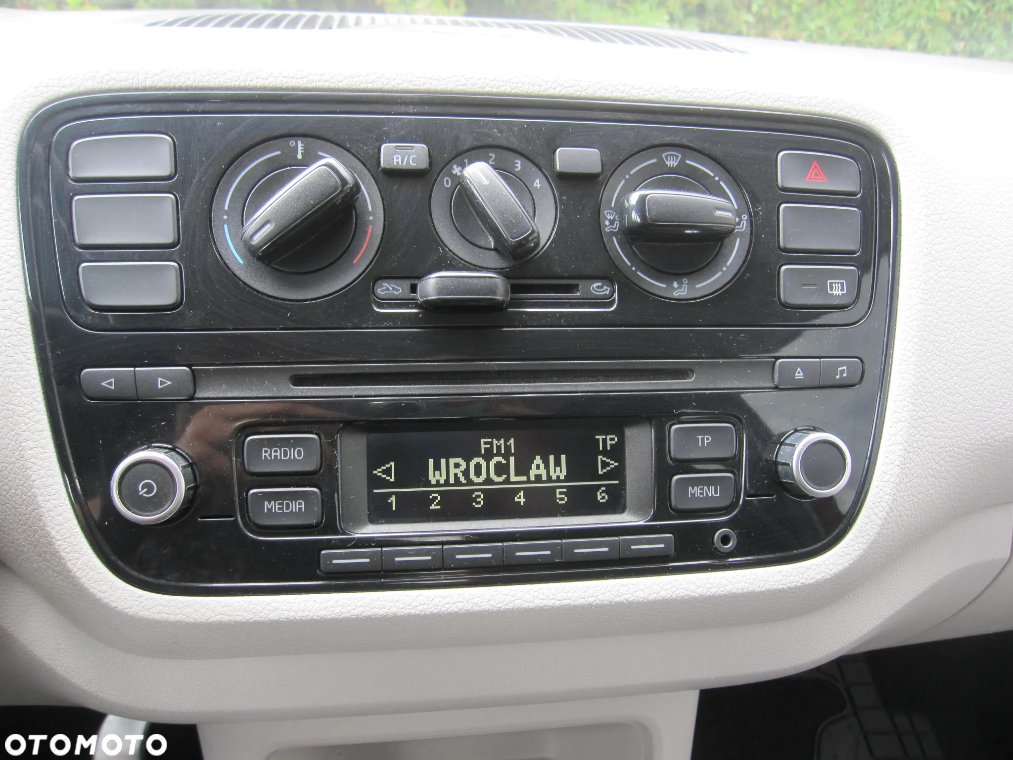 Volkswagen up! (BlueMotion Technology) ASG move - 3
