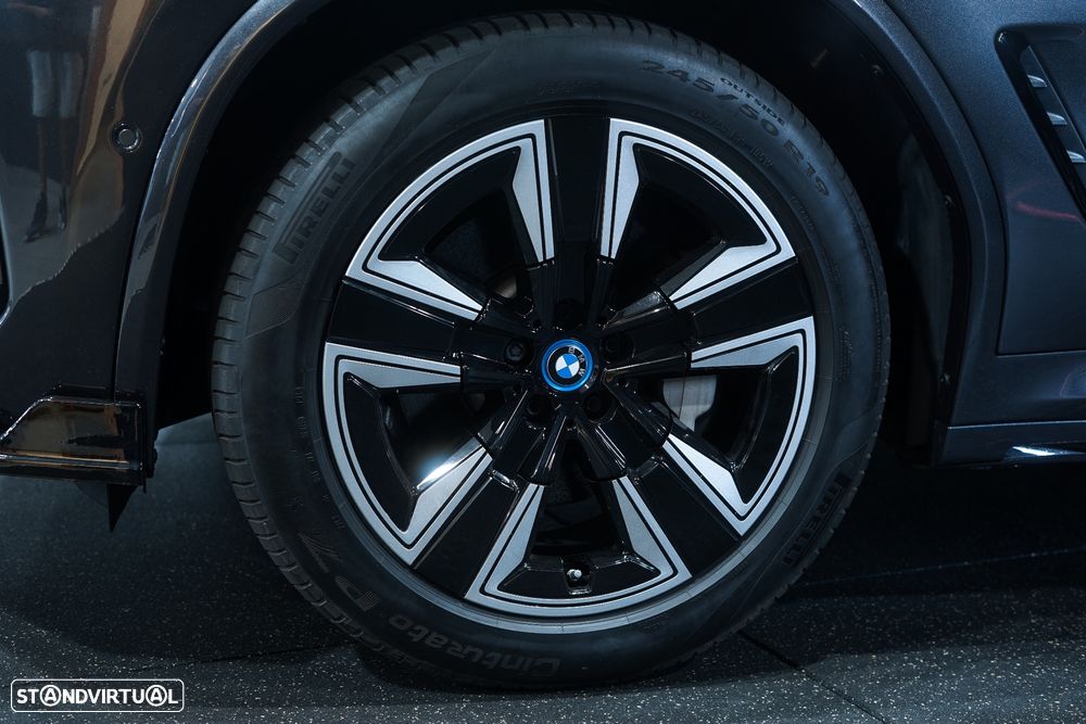BMW iX3 M Sport Impressive - 10