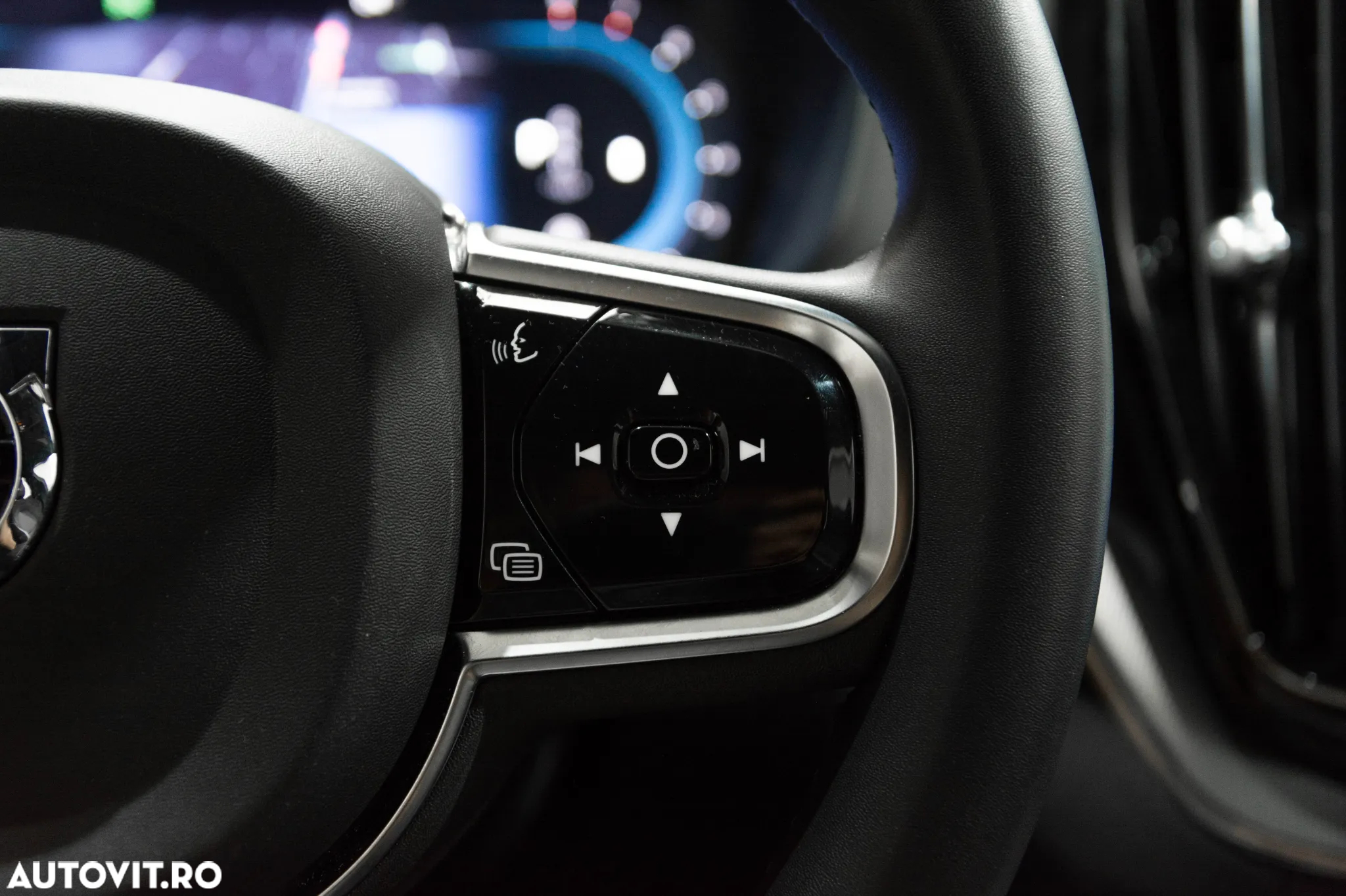 Volvo XC 60 B4 MHEV AT FWD Plus Dark - 23