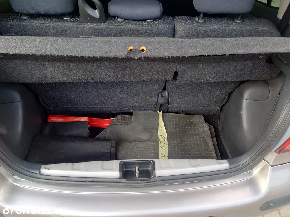 Toyota Yaris 1.0 Base - 12