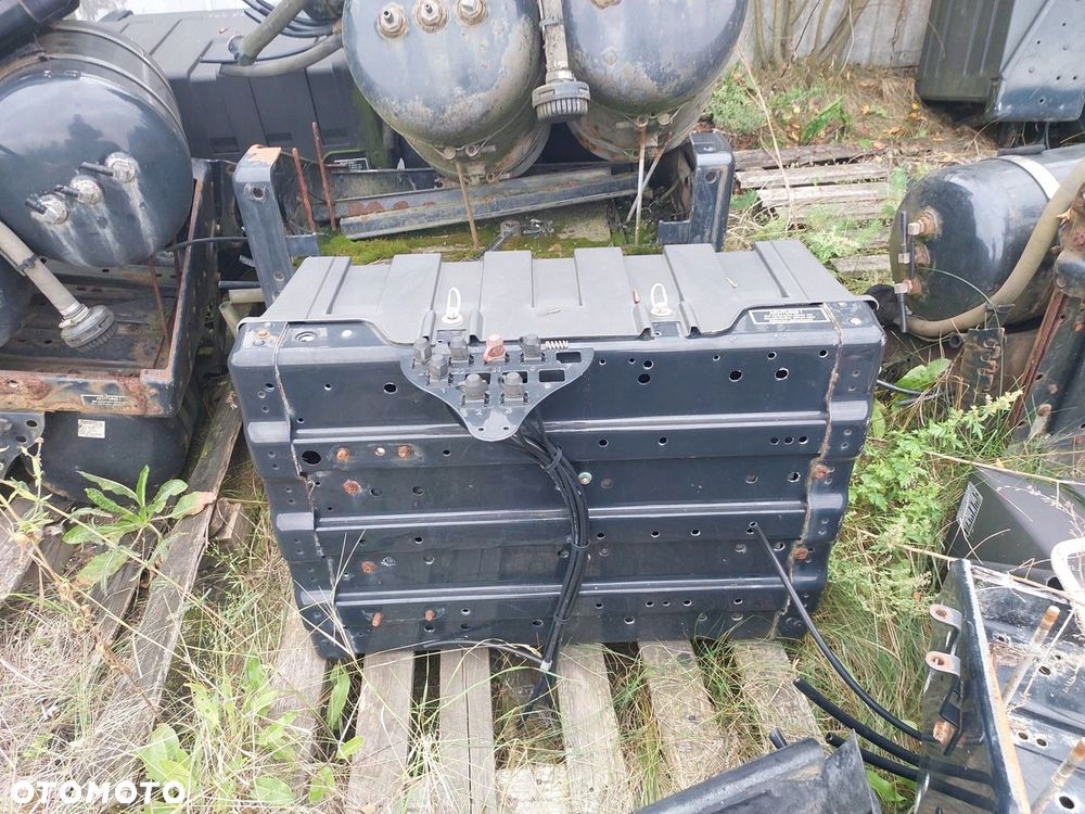 SKRZYNKA PODSTAWA AKUMULATORÓW Man - 3