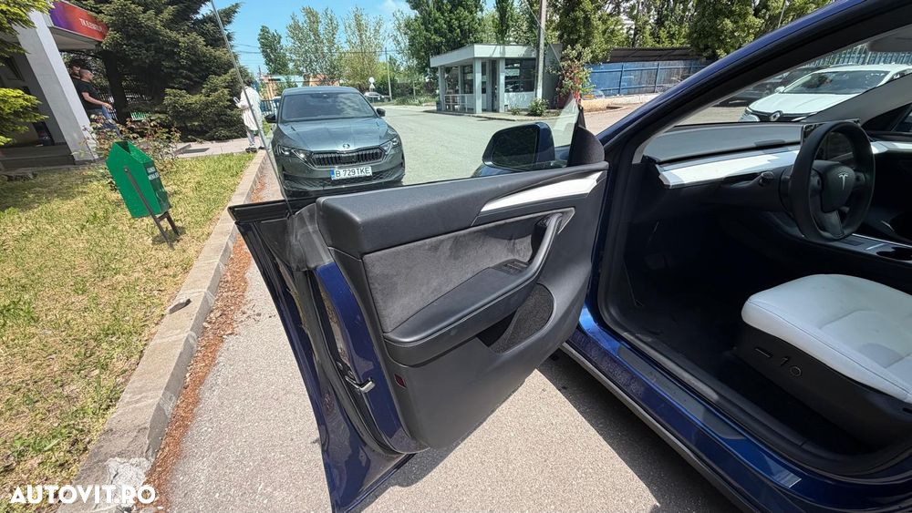 Tesla Model Y - 16