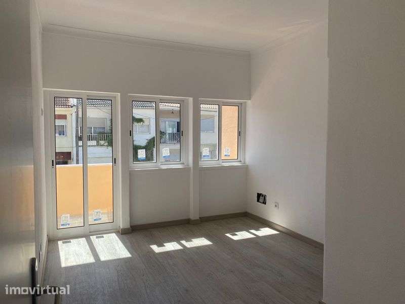 Arrenda-se T1 em duplex no Feijó - Grande imagem: 4/11