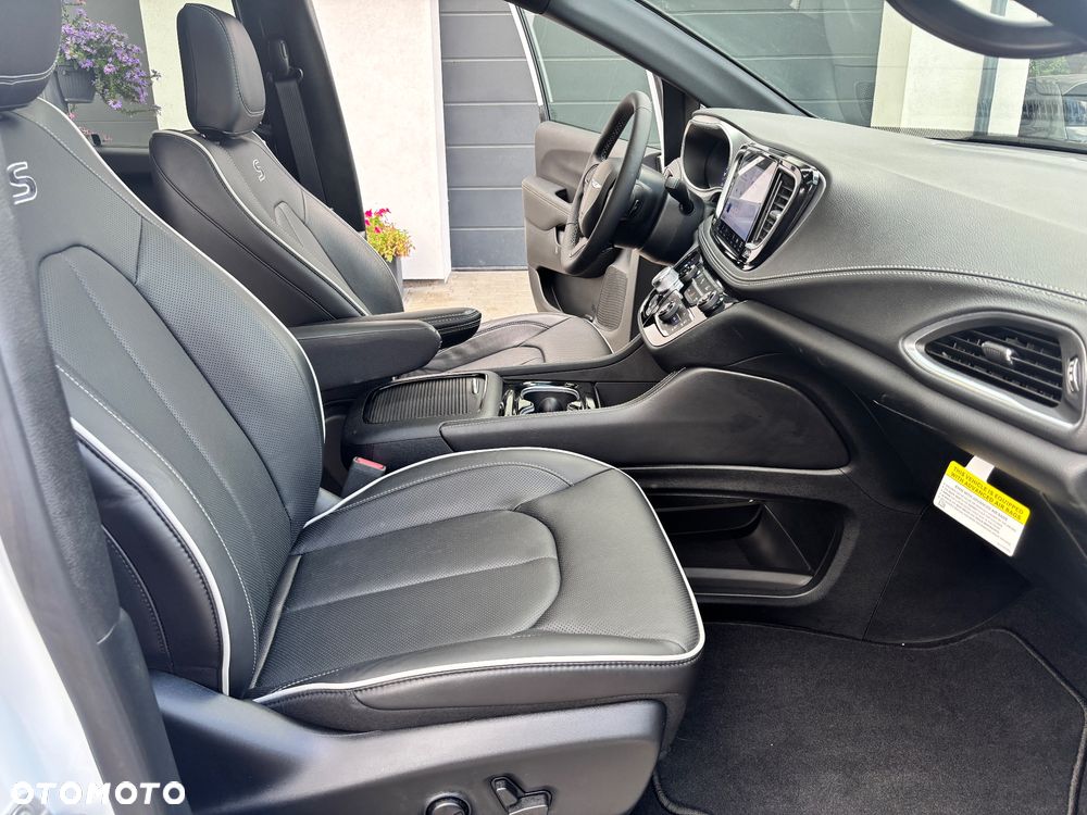 Chrysler Pacifica - 23