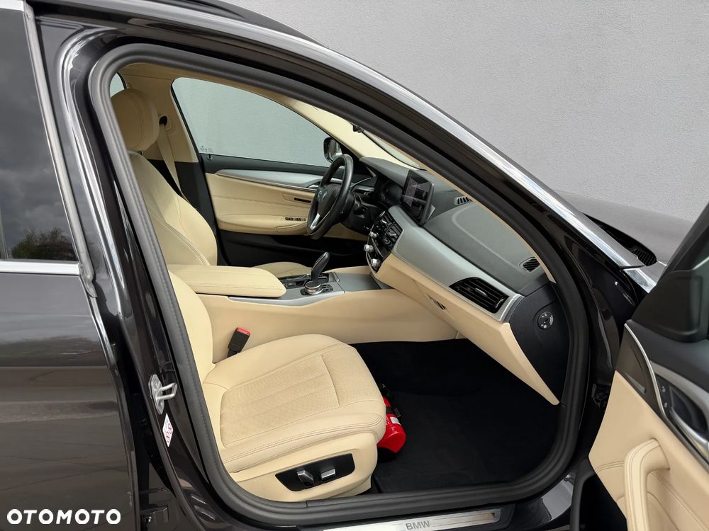 BMW Seria 5 520d mHEV - 12
