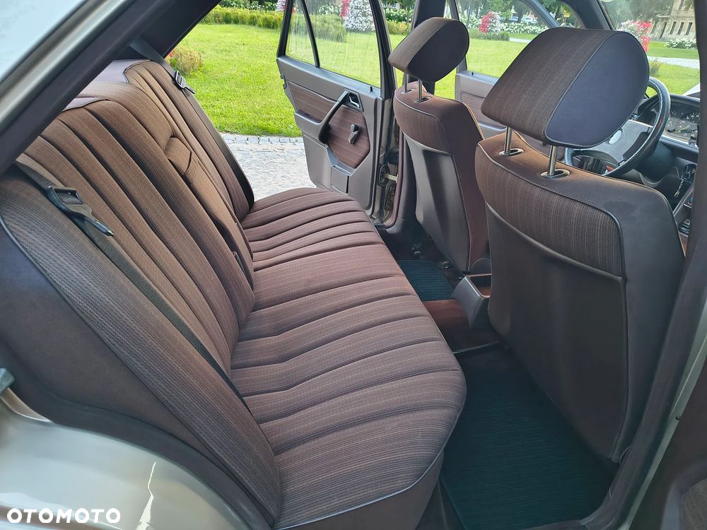 Mercedes-Benz W124 (1984-1993) - 24
