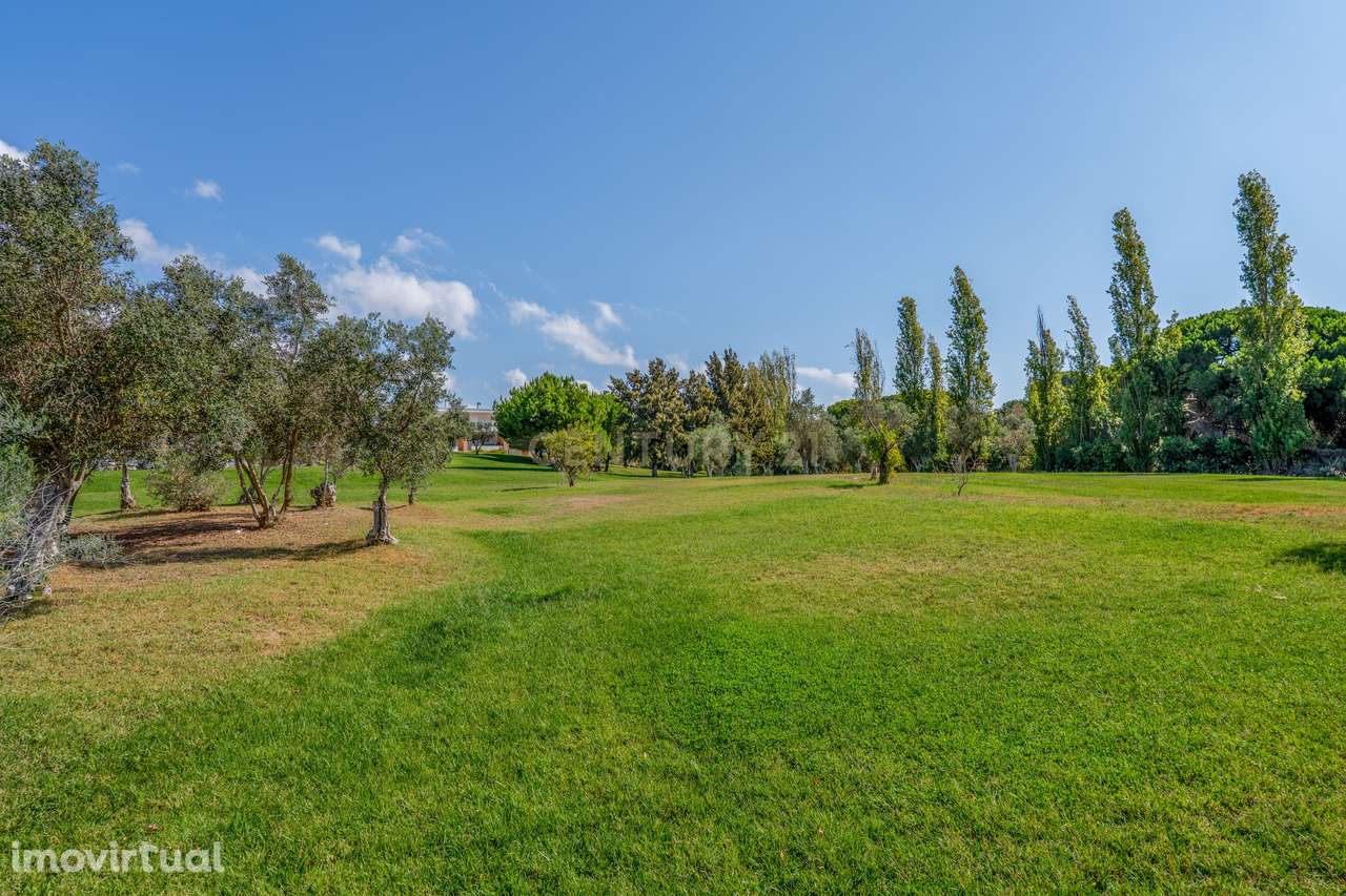 Duplex em condomínio privado com piscina, e grande jardim. - Grande imagem: 4/33