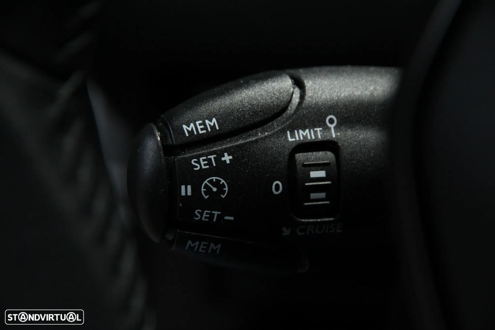 Peugeot 2008 1.2 PureTech Allure - 16