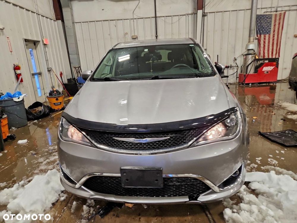 Chrysler Pacifica - 5
