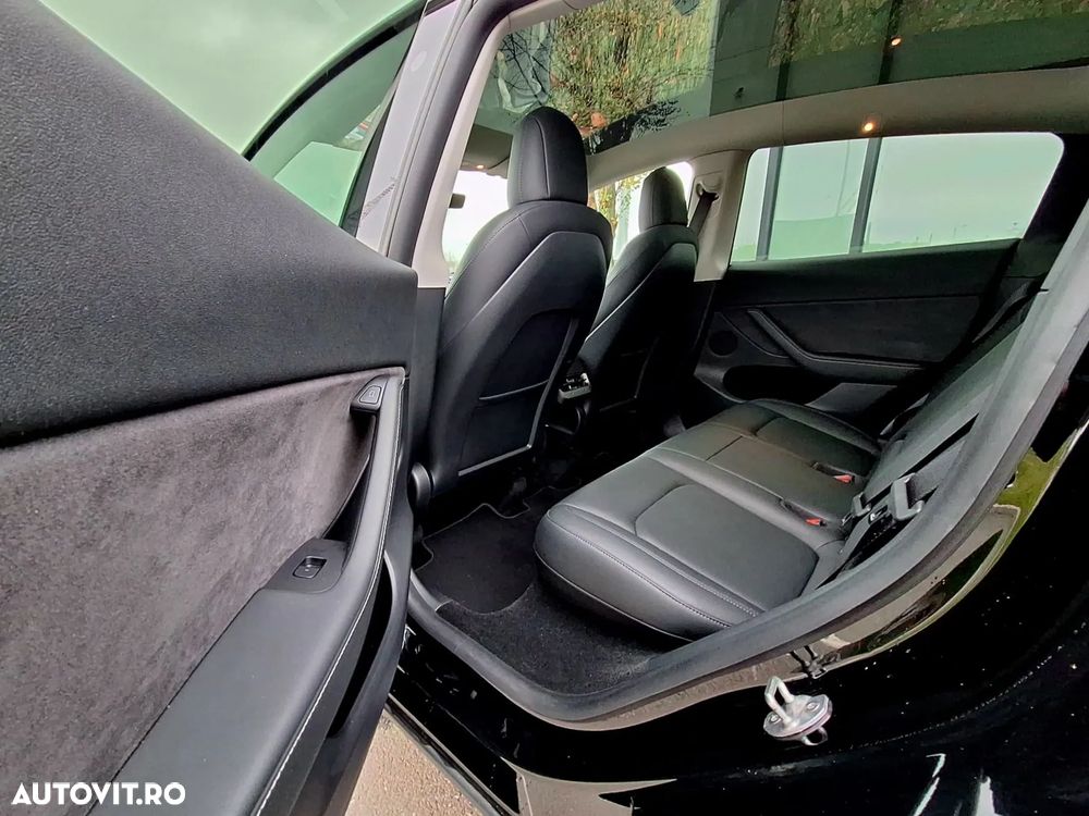 Tesla Model Y Long Range Dual Motor AWD - 12