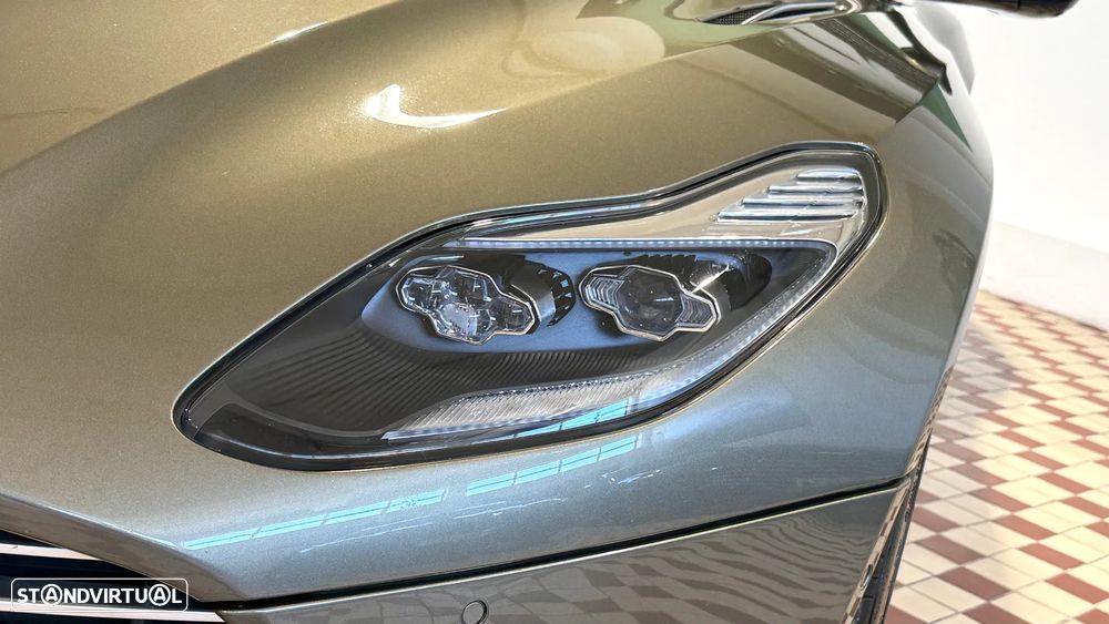 Aston Martin DB11 Coupé - 11