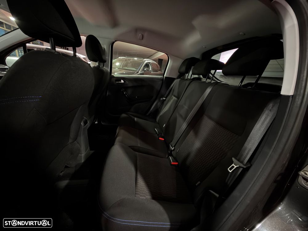 Peugeot 208 1.2 PureTech Signature - 29