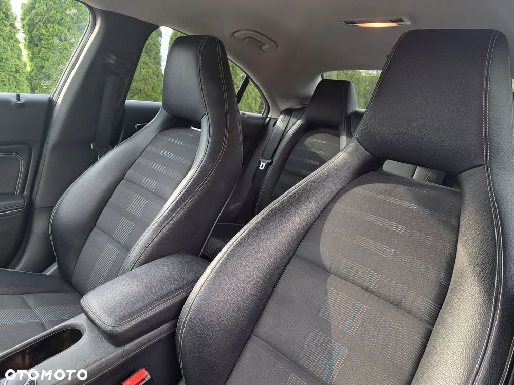 Mercedes-Benz CLA 180 7G-DCT Urban - 21