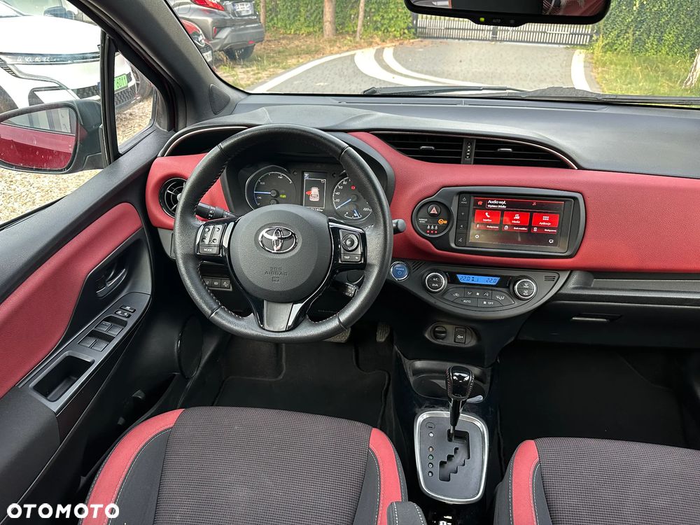 Toyota Yaris Hybrid 100 Selection Platinum - 13