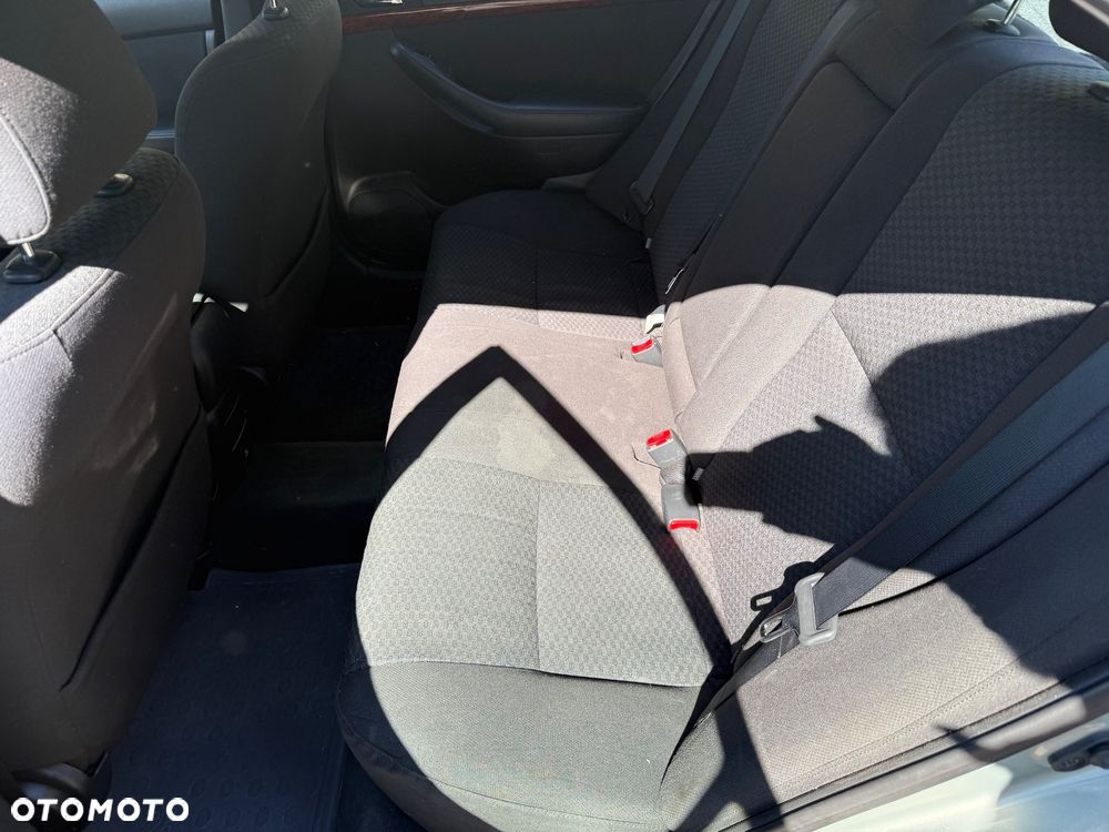 Toyota Avensis 1.8 VVT-i Sol - 19