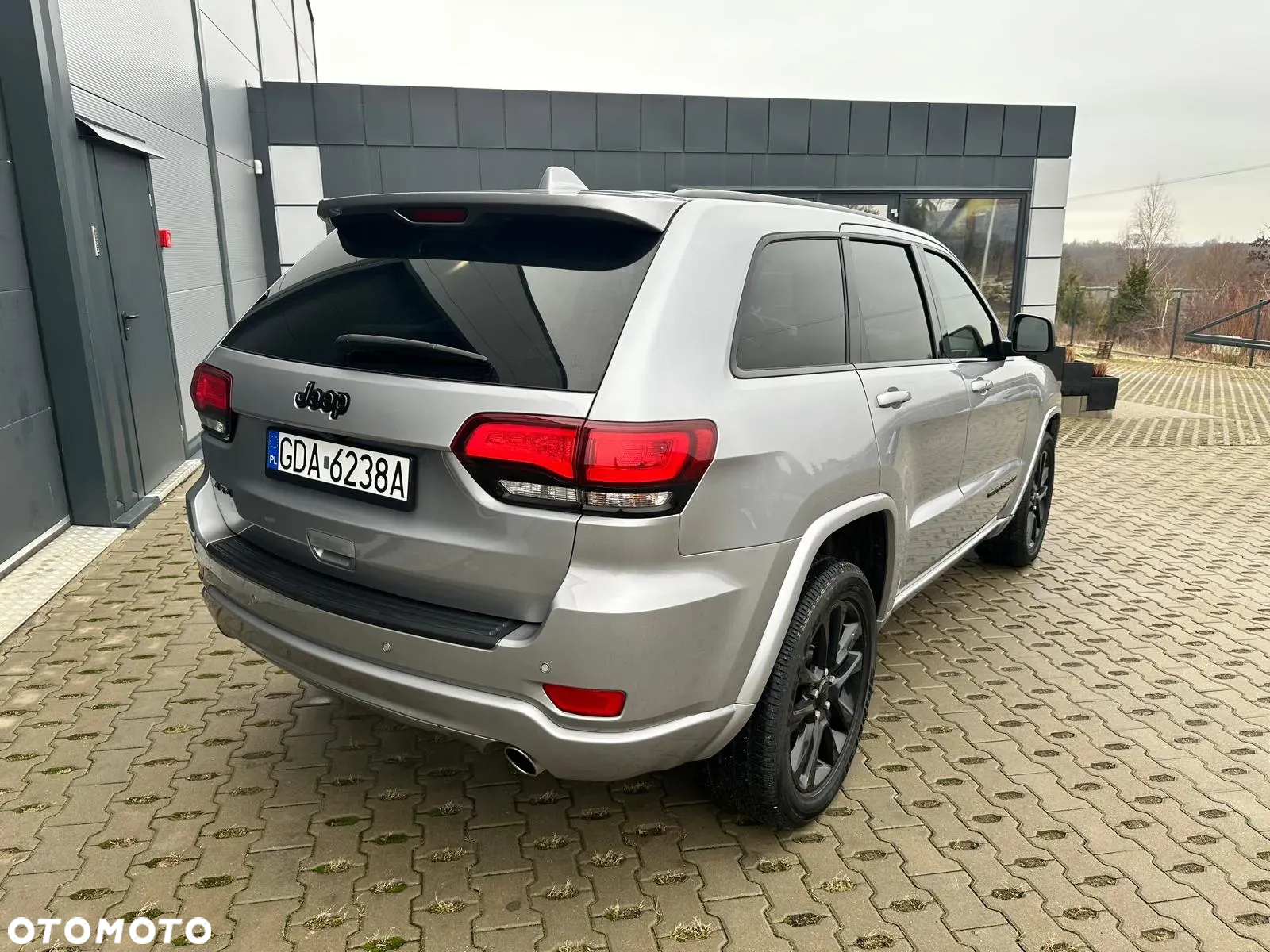 Jeep Grand Cherokee - 12