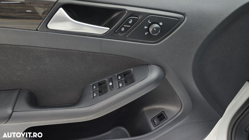 Volkswagen Jetta 2.0 TDI Highline - 12