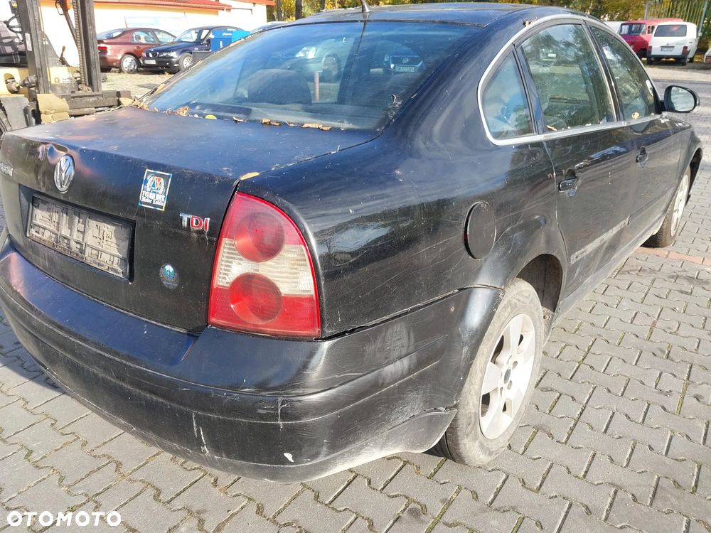 Volkswagen Passat B5 Lift FL sedan silnik 1.9 TDI AVB AWX AVF 130 KM turbina pompowtryski EGR alternator pompa sprężarka skrzynia biegów EEN dwumasa sprzęgło lewarek pedał drzwi maska zderzak klapa lusterko błotnik LO41 czarny belka zacisk pompa abs serwo hamulcowa szyba boczek mechanizm panel sterownik kierownica fotel podłokietnik pompka paliwa pływak przewód rura chłodnica intercooler lampa reflektor listwa zamek NA CZĘŚCI WSZYSTKIE CZĘŚCI - 7