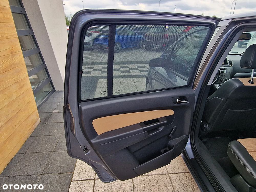 Opel Zafira 2.2 - 11