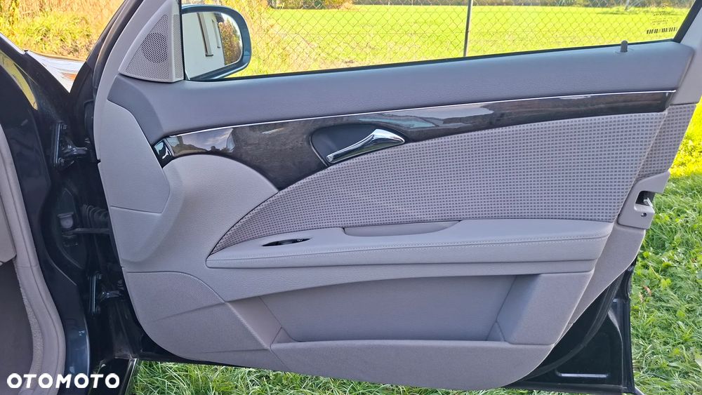 Mercedes-Benz E-Class 2003 photo 2