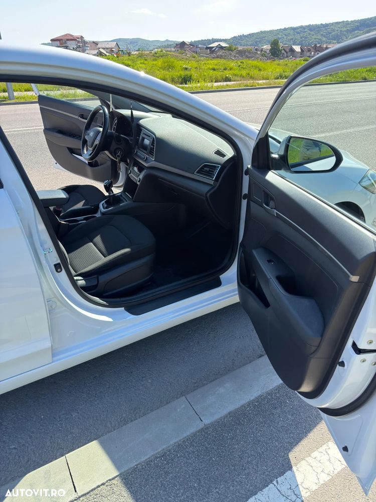 Hyundai Elantra 1.6 CRDI Comfort - 11