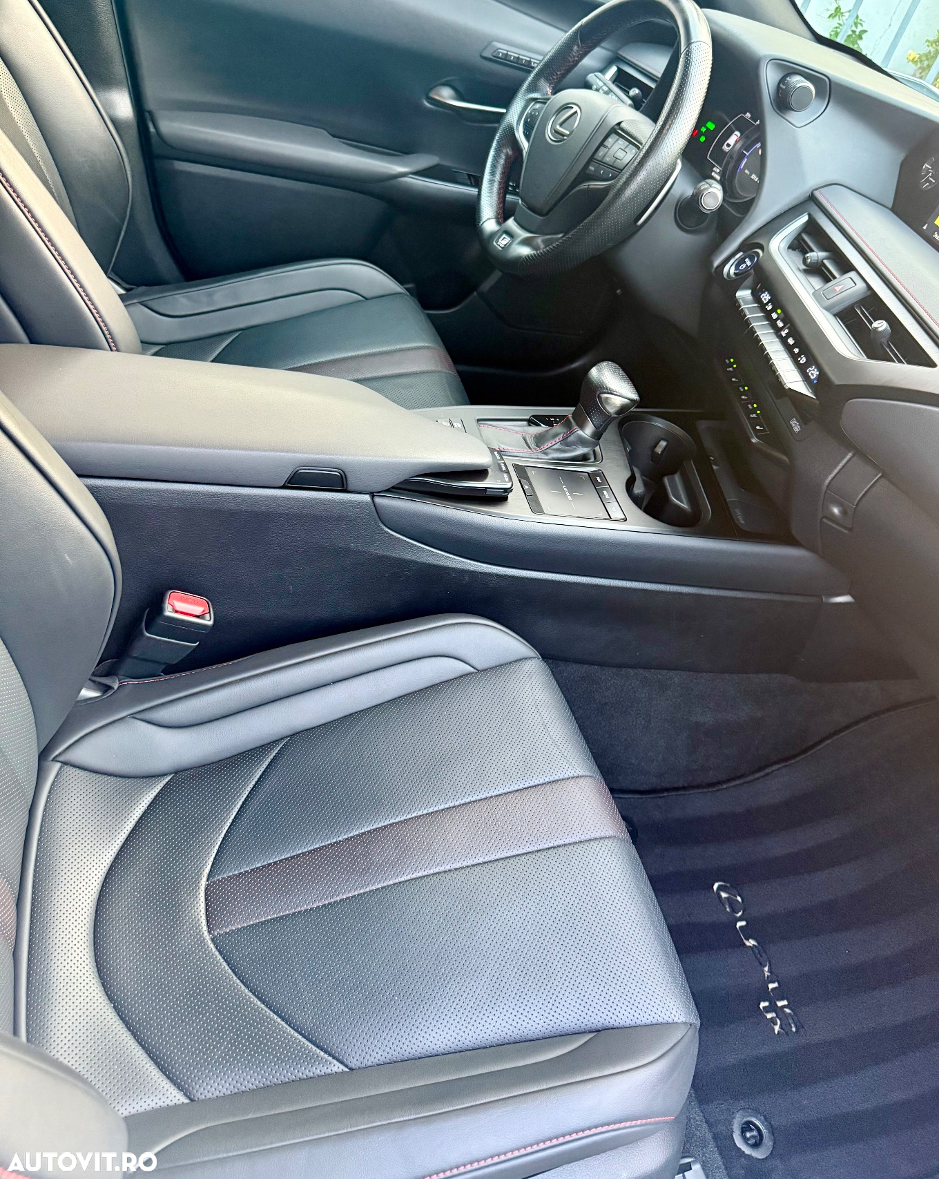 Lexus UX 250h 2.0L HEV 20H- (178 HP) 4X4 CVT F Sport - 18
