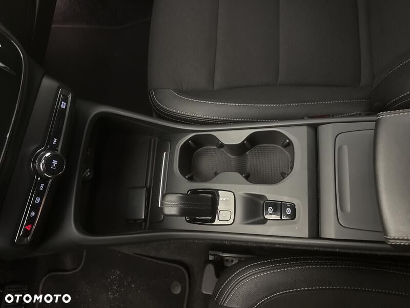Volvo XC 40 T3 Momentum Pro - 21