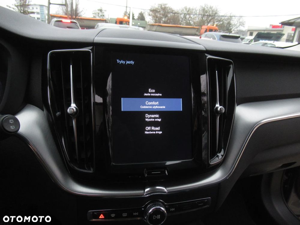 Volvo XC 60 T4 Momentum Pro - 24