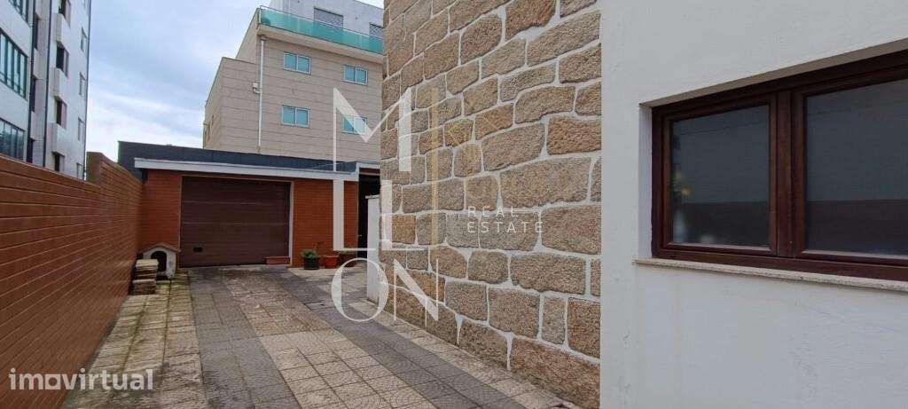 Moradia T4, situada na 2a linha de mar, oferece uma localização privil - Grande imagem: 2/27