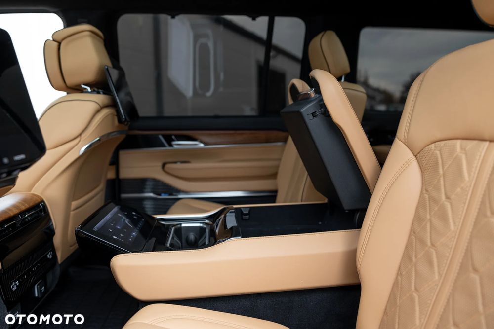 Jeep Grand Wagoneer - 22