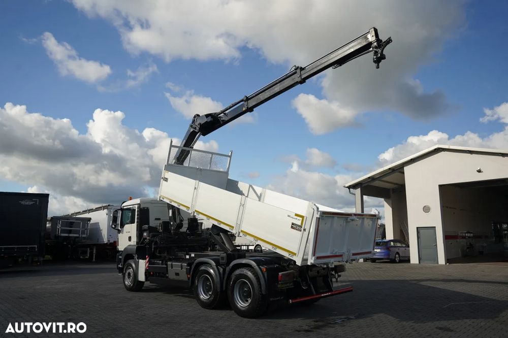 MAN 33.360 / 6x4 / BASCULANTĂ - 5,7 m + MACARA HIAB XS 122 HIDUO / RAZĂ MAXIMĂ - 8,2 m / CAPACITATE MAXIMĂ DE RIDICARE - 4.800 kg / OBOR CU DESCHIDERE MIXTĂ (RABATABIL/TIP UȘĂ) / CUTIE DE VITEZE MANUALĂ / TELECOMANDĂ / - 5
