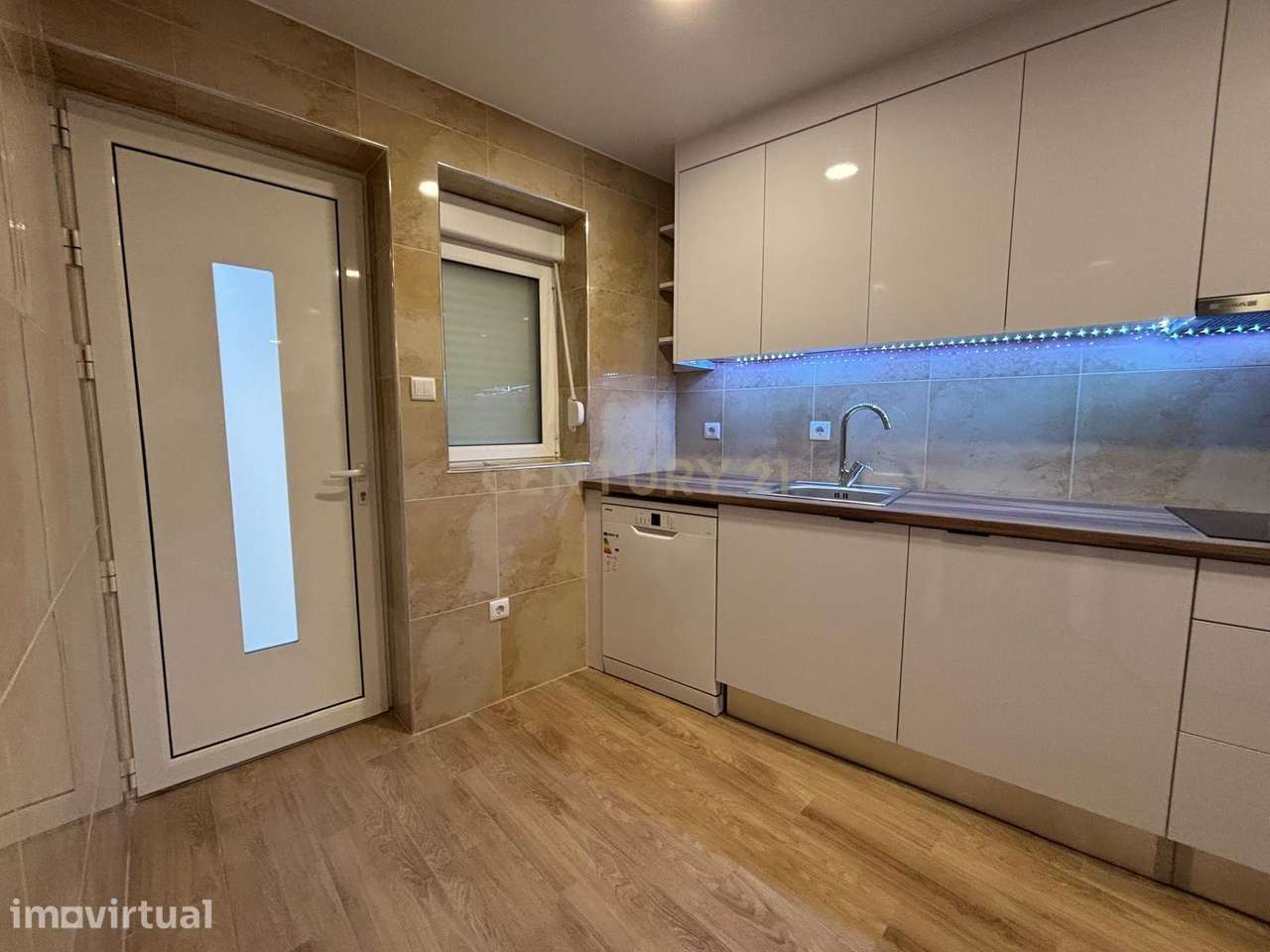 ARRENDAMENTO - Apartamento T3, todo renovado no centro da cidade de Po - Grande imagem: 2/9
