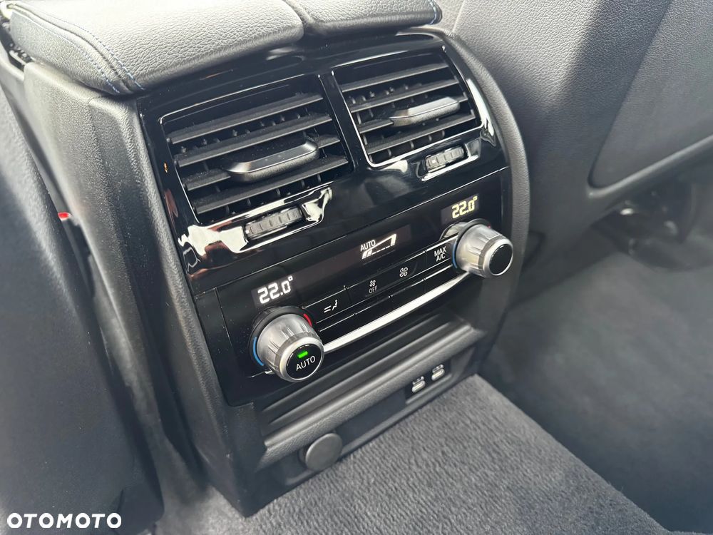 BMW Seria 5 M550i xDrive sport - 33
