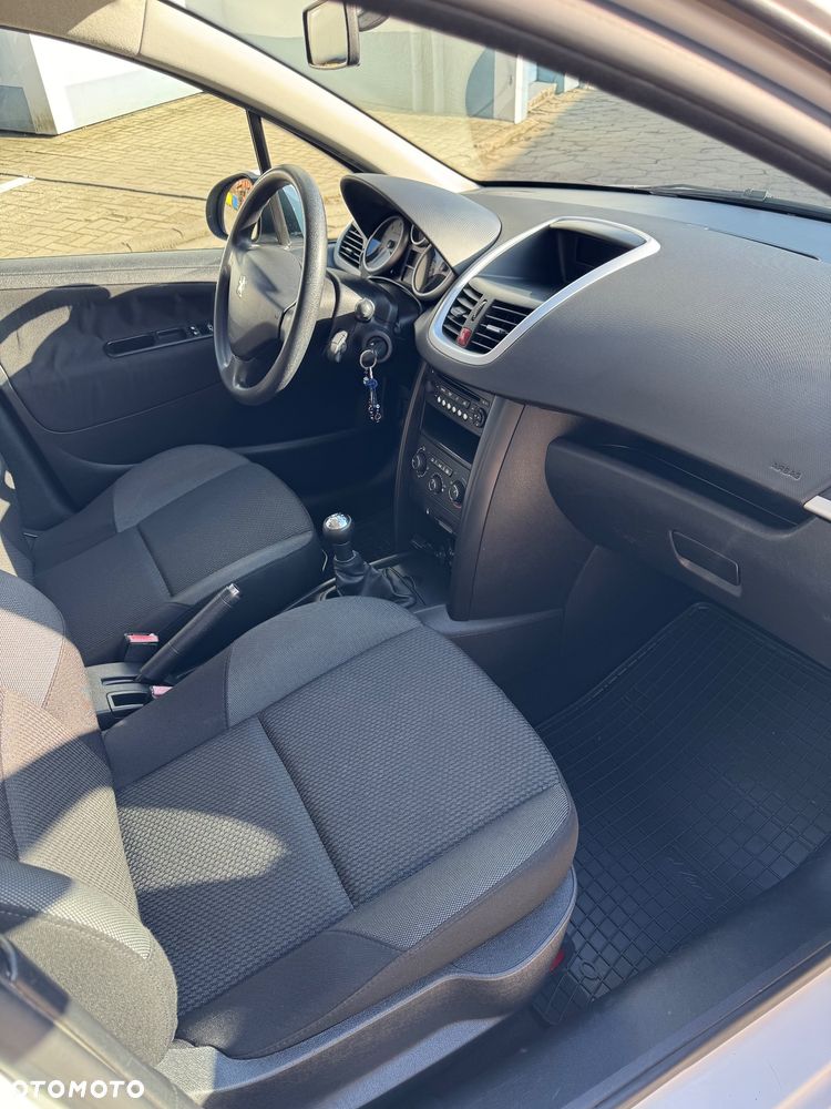 Peugeot 207 - 13