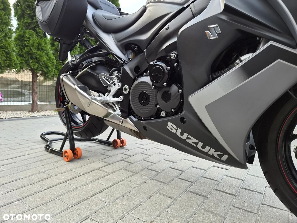 Suzuki GSX - 19