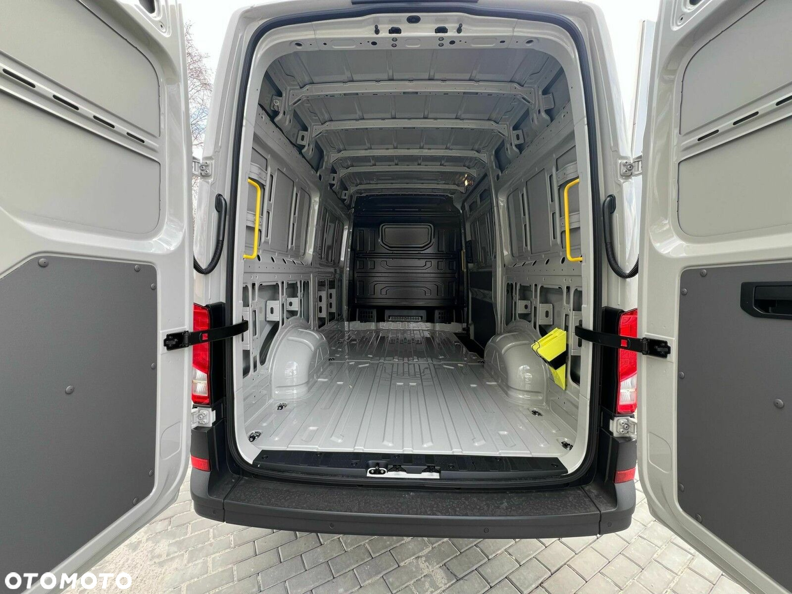 Volkswagen Crafter Crafter 35 Furgon z wysokim dachem silnik: 2,0 l EU6 SCR 140 KM / skrzynia biegów: automatyczna 8-biegowa rozstaw osi: 3640 mm - 4