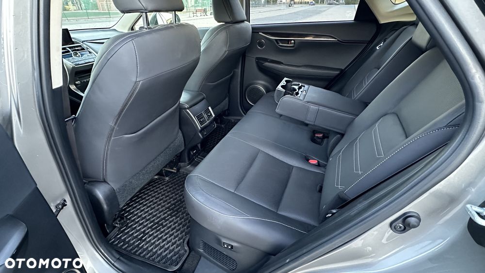 Lexus NX 300h Elite AWD - 29