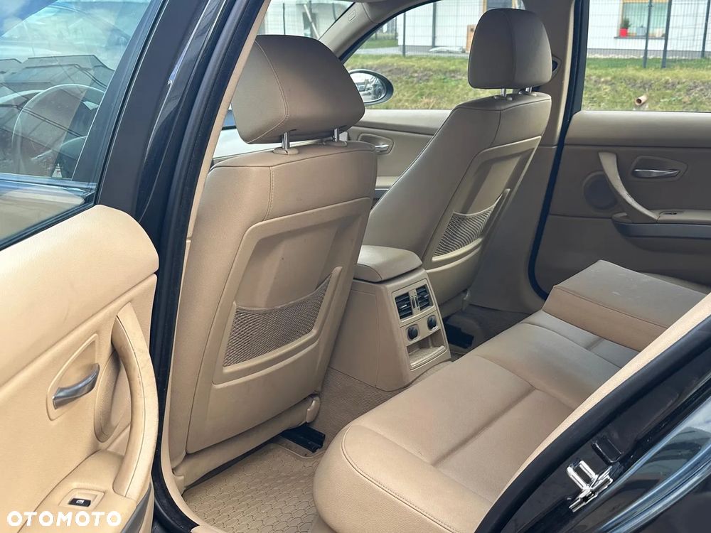 BMW Seria 3 318i Touring - 13