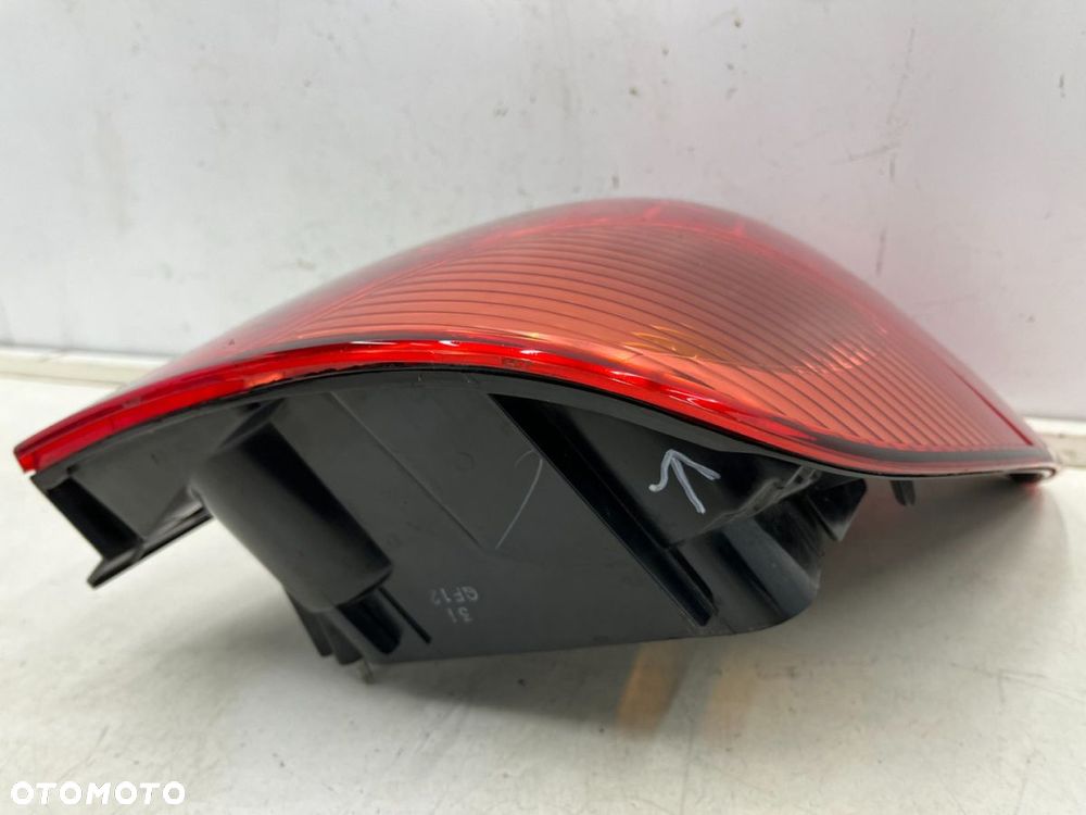 Lampa Toyota Corolla Verso I E12 01-04r. prawa tylna w błotnik oryginalna prawy tył - 11