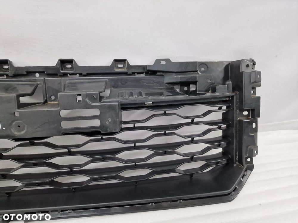 MITSUBISHI L200 19- KRATKA ŚRODKOWA ZDERZAKA PRZEDNIEGO PRZÓD , NR 6402A515 / 6402A536 / 6402A534 / 6402A535 , NR AUKCJI KR349 - 5