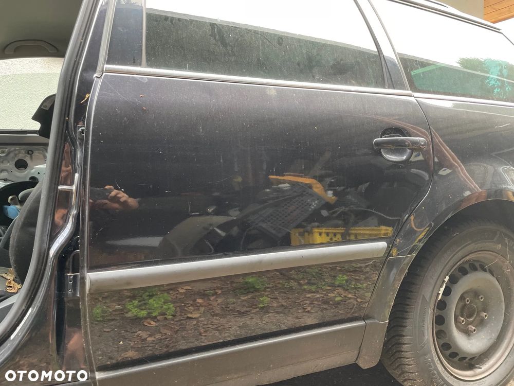 VW PASSAT B5 FL KOMBI DRZWI TYŁ LEWE CZARNE LC9Z I INNE - 1