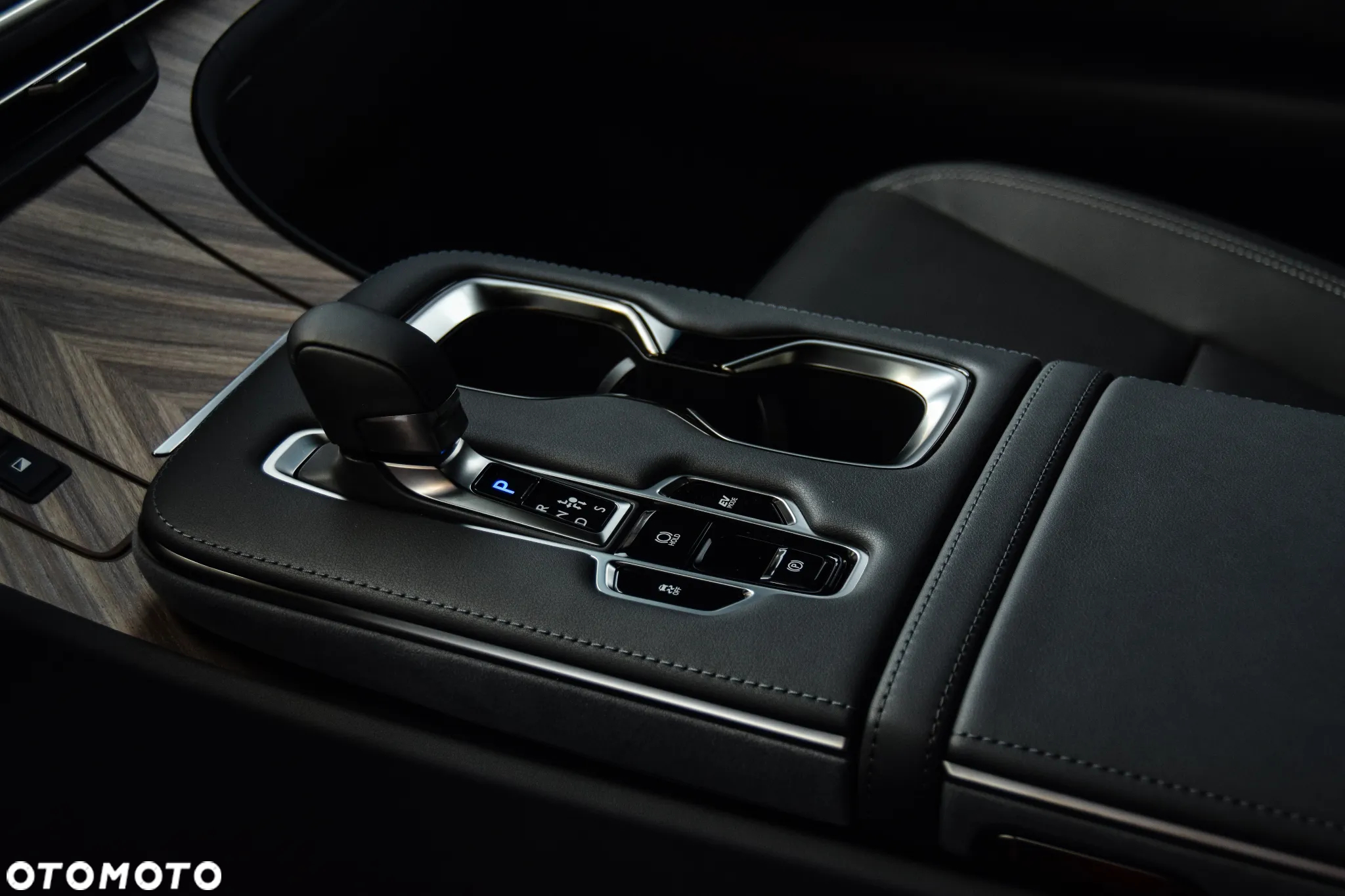 Lexus LM - 23