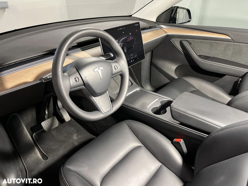 Tesla Model Y - 9