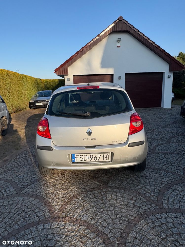Renault Clio 1.2 16V Campus - 8