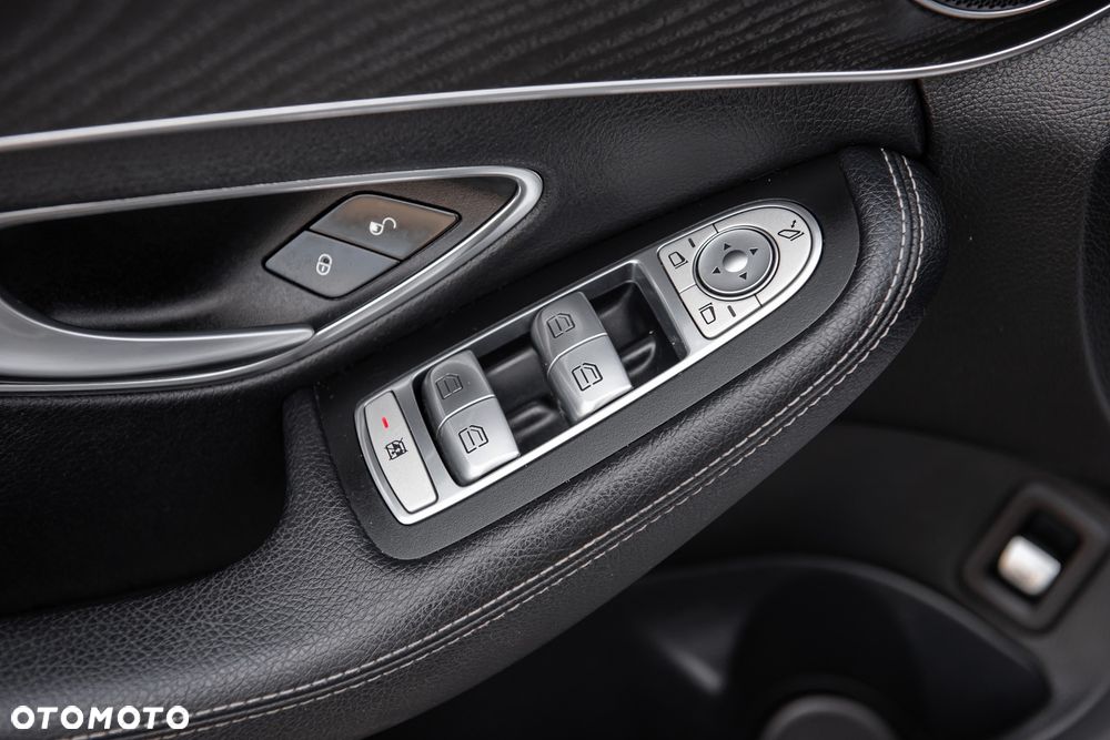 Mercedes-Benz Klasa C 400 4Matic 7G-TRONIC AMG Line - 17