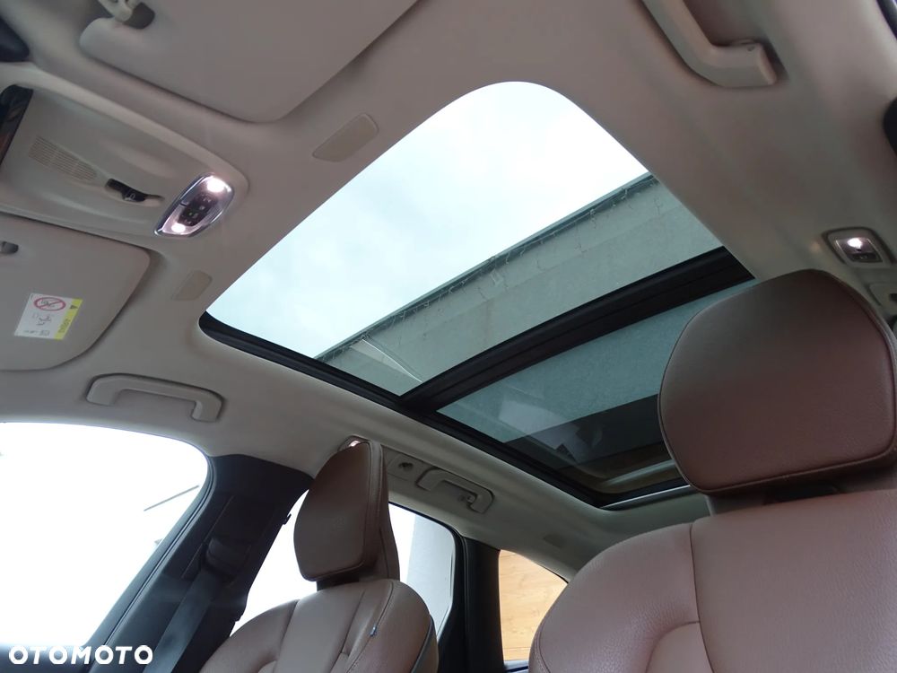 Volvo XC 60 T8 Twin Engine AWD Geartronic Momentum - 24