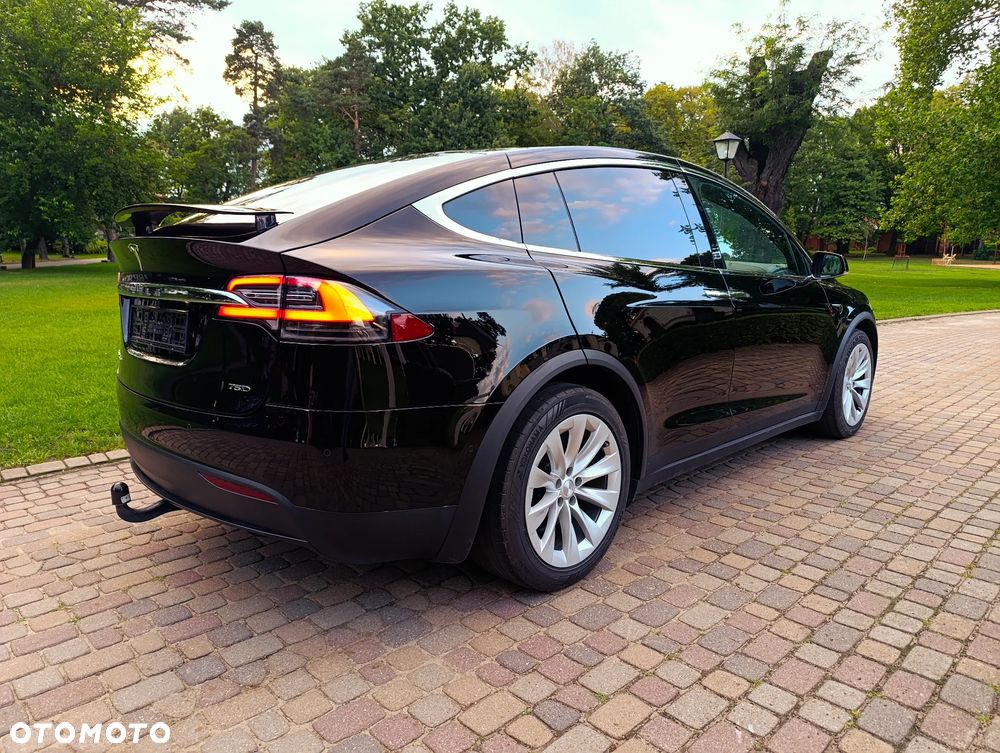 Tesla Model X - 28