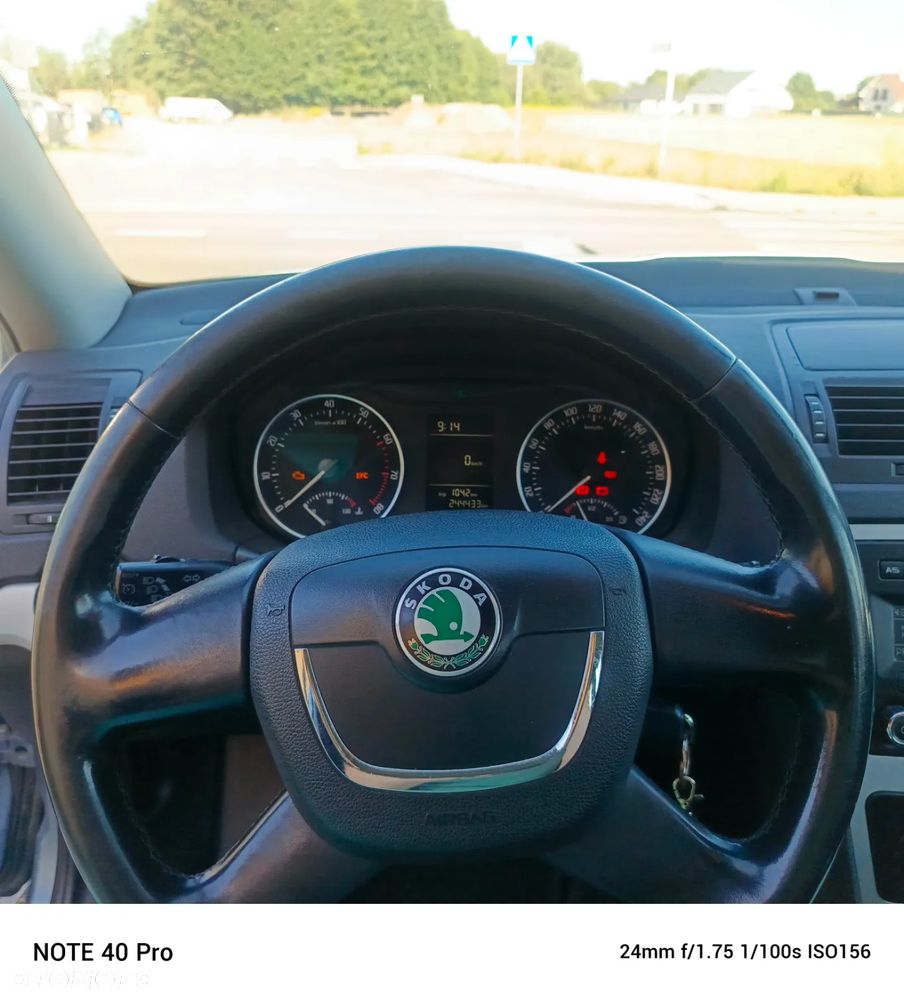 Skoda Octavia 1.6 Ambiente - 9
